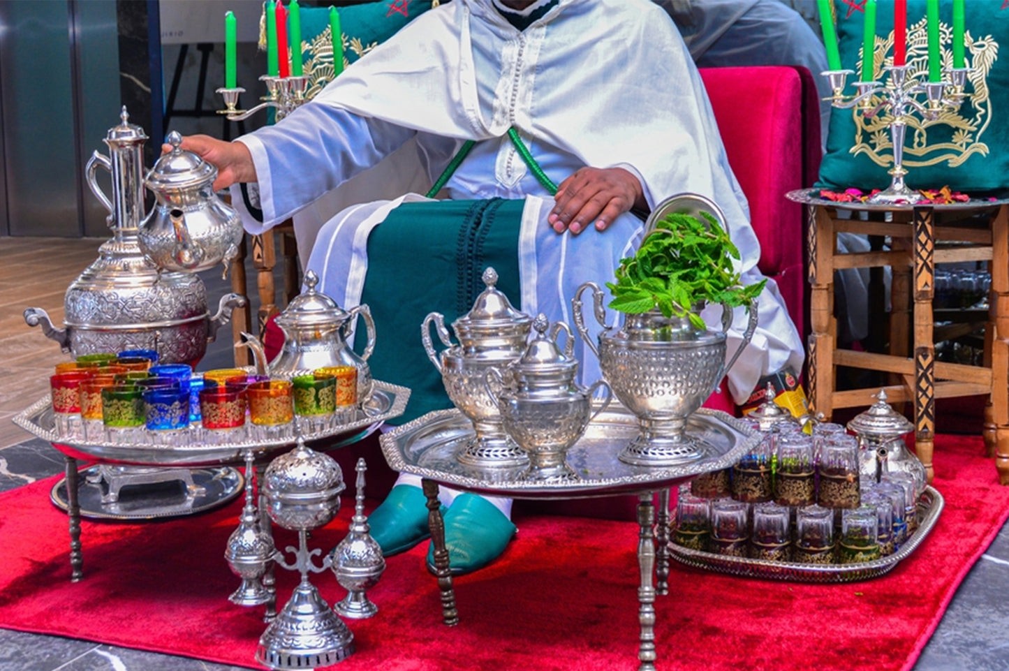 Marocain préparant du thé